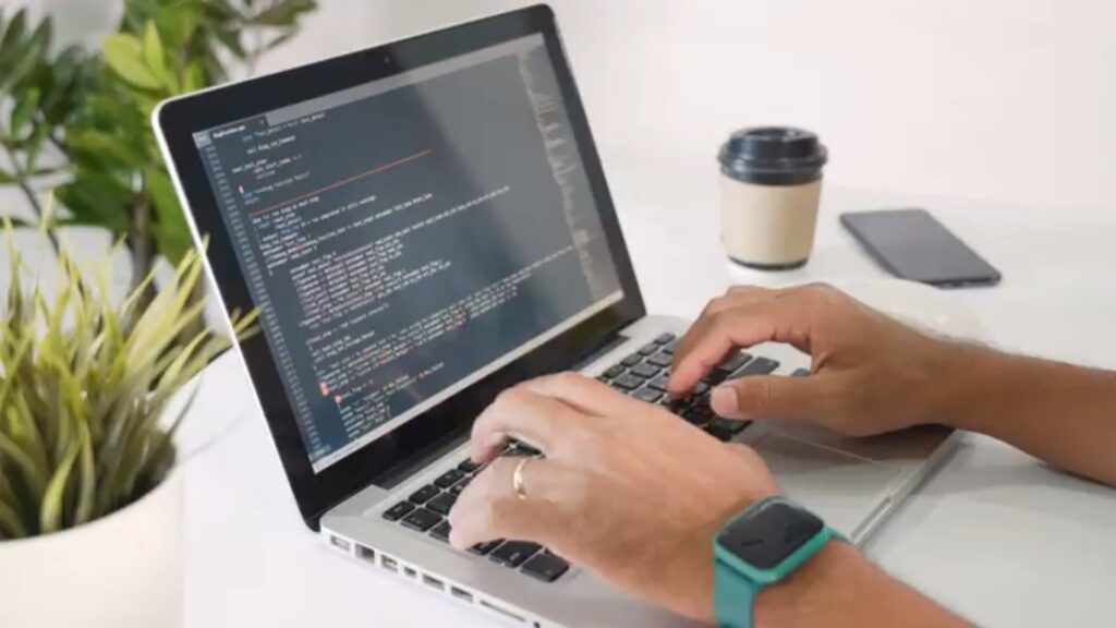 Bild på person som programmerar - Vi på Kreativ Kraft söker webbutvecklare
